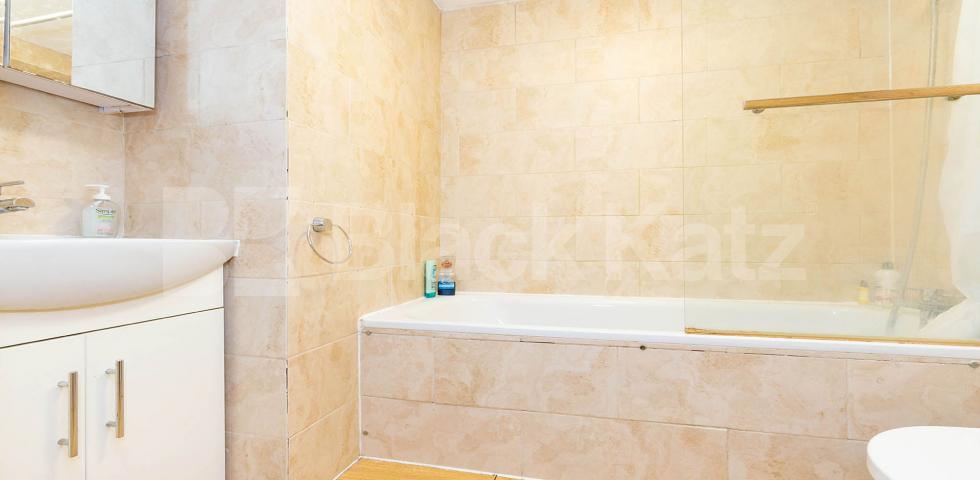 			SPACIOUS 3 BED MINS TO TUBE!, 3 Bedroom, 1 bath, 1 reception Flat			 Criterion Mews, ARCHWAY 